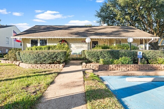 Foto del edificio - 14515 Wunderlich Dr