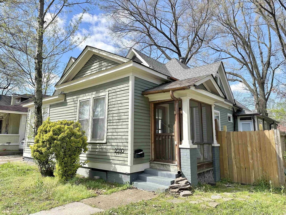 Primary Photo - 2030 Young Ave