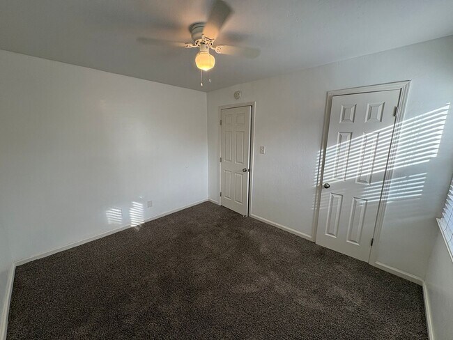 Foto del edificio - Charming Visalia home with detached garage Available Now!