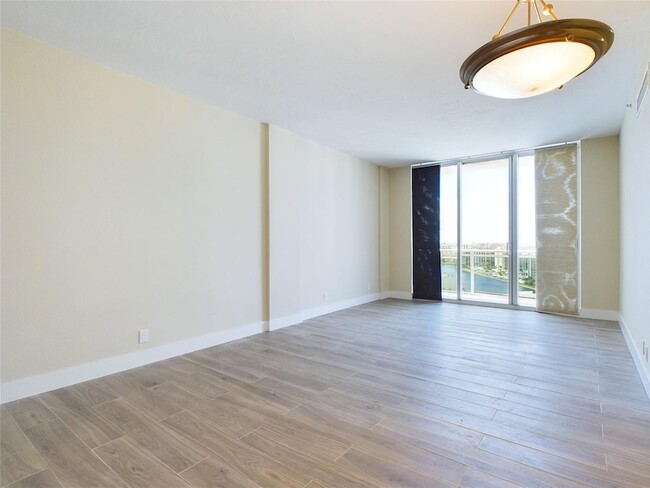Building Photo - 3001 S Ocean Dr