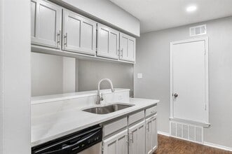 Building Photo - 2431 Kingsford Ct