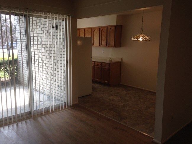 SALA DE ESTAR A KIT - 33300 Freedom Rd