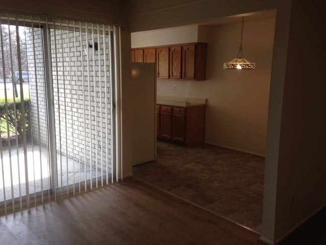 LIVING RM TO KIT - 33300 Freedom Rd