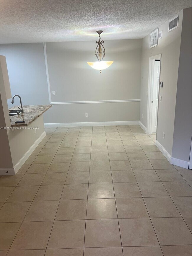 Foto del edificio - 18304 NW 68th Ave