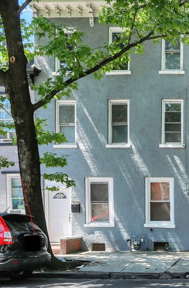 Building Photo - 226 S 4th St