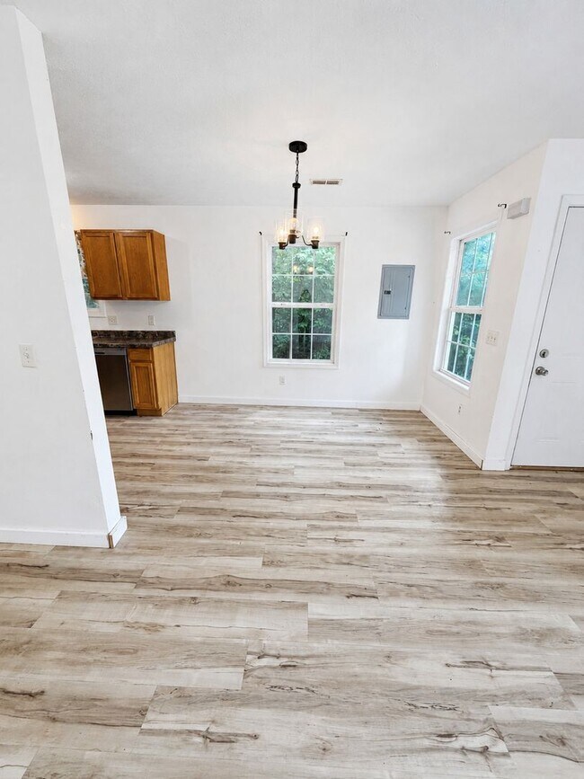 Foto del edificio - 3 Bedroom | 2 Bathroom | 1,100 square feet | Merriam Woods MO!