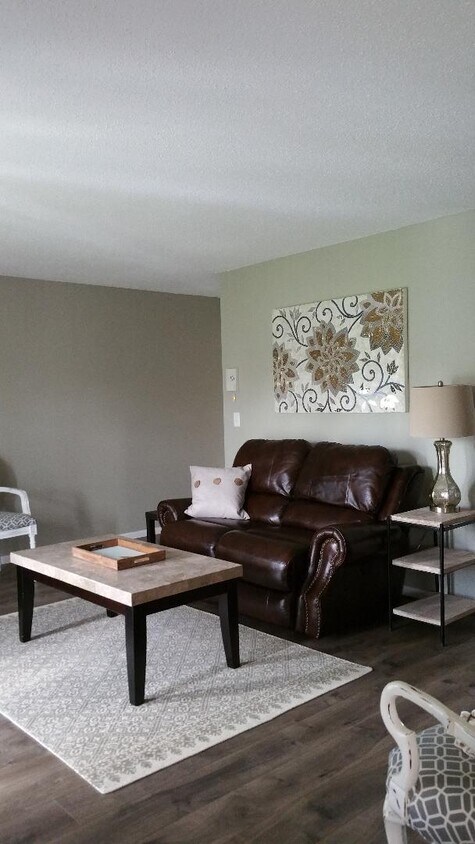 Living Room - 94 Tennis Plaza Rd