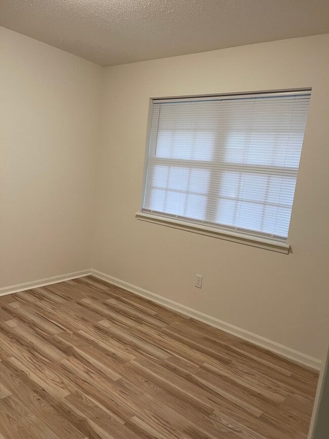 Building Photo - 3 bed - 1 bath - HUGE backyard