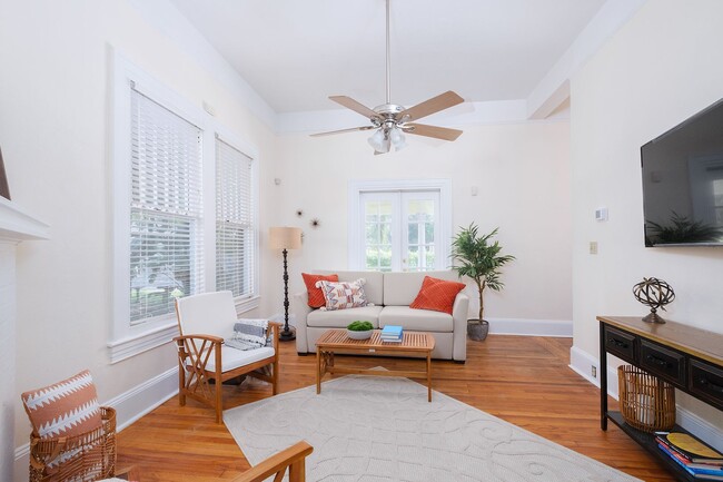 Building Photo - Historic Downtown 2BR with wood floors and...