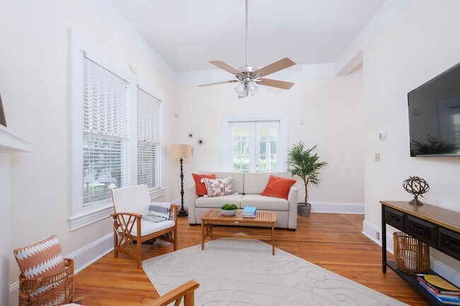 Foto del edificio - Historic Downtown 2BR with wood floors and...