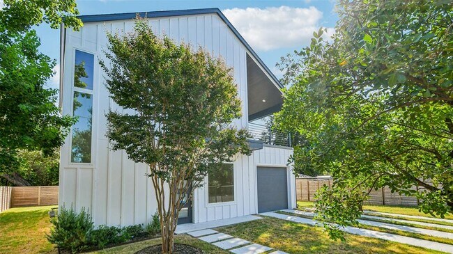 Building Photo - 102 W Fawnridge Dr