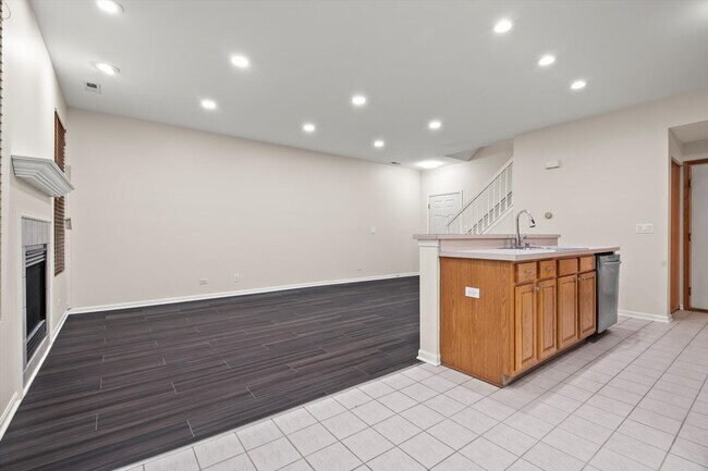 Building Photo - 4043 Blackstone Dr