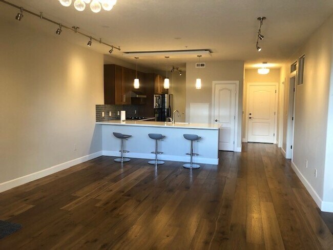 Foto del edificio - Stunning-Updated-Unfurnished Condo @ Hyde Park Place!