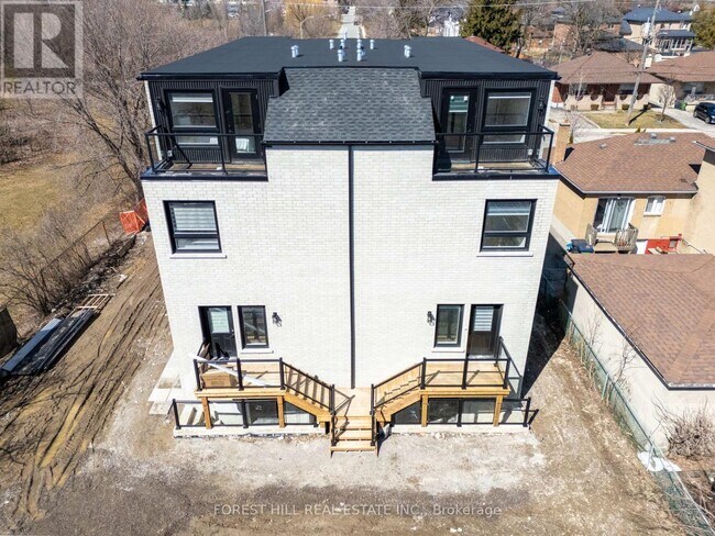 Photo du bâtiment - 221 Churchill Ave