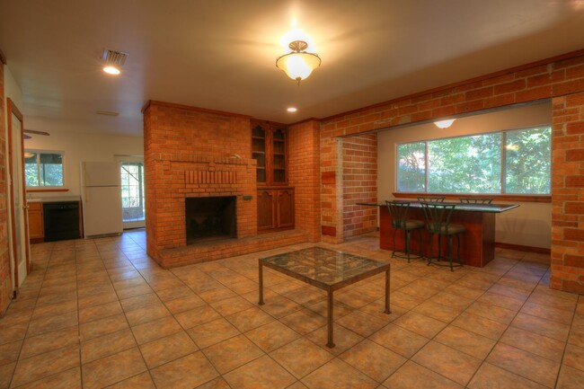 Building Photo - 2 BD/ 2 BTH in Fairhope