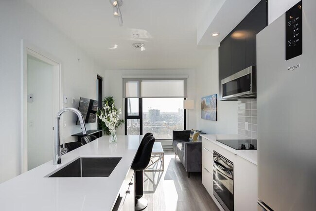 Building Photo - 665 Rue Versailles