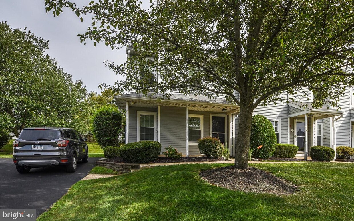 Primary Photo - 11 Eaton Ct