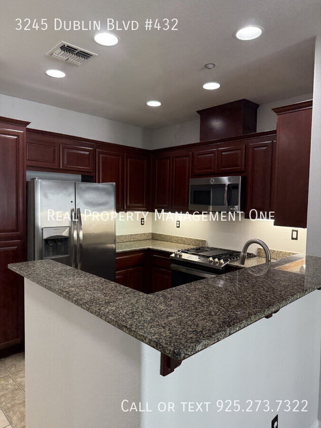 Primary Photo - Stunning Upper-Level Luxury 3 Bed/2 Bath C...