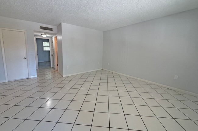 Building Photo - 2 N Fernwood Ave