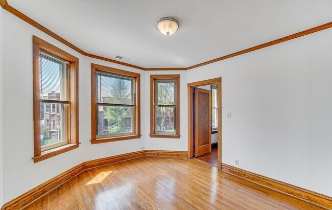 Foto del edificio - 3615 N Oakley Ave