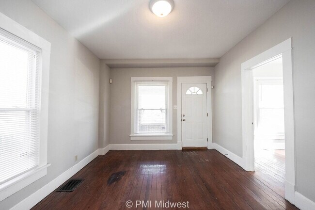Foto del edificio - 323 W 40th St