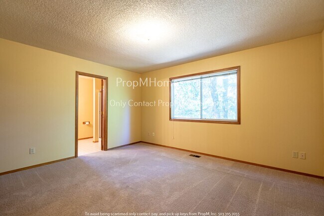Foto del edificio - Spacious Four Bedroom Lake Oswego Home In ...