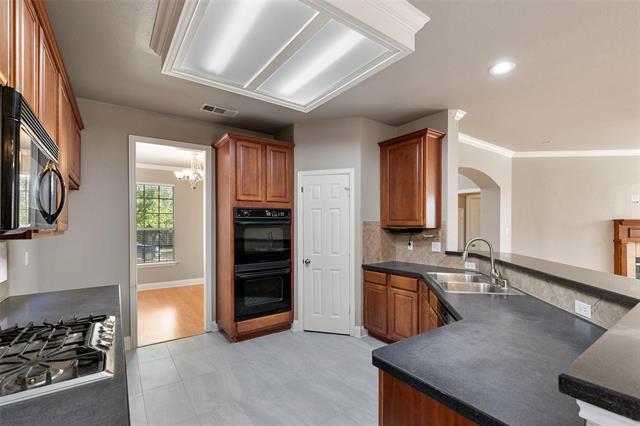 Building Photo - 2026 Camelot Dr