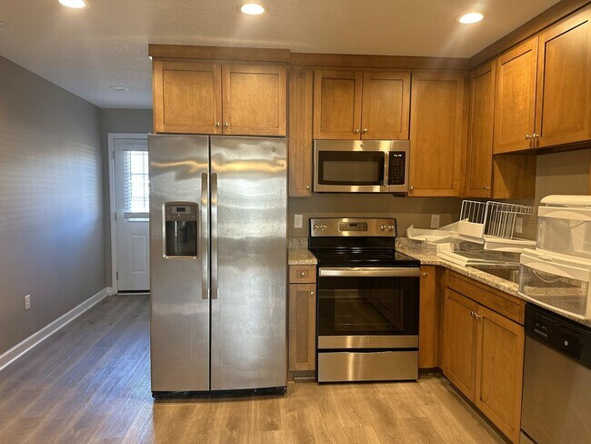 Building Photo - 419 Peters St