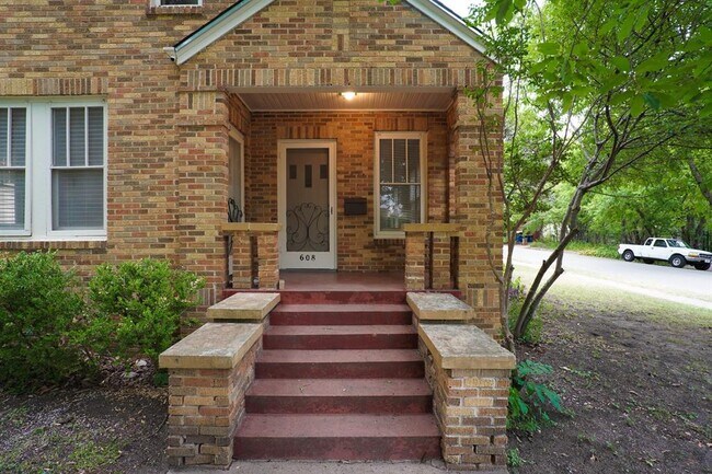 Building Photo - 608 Carolyn Ave