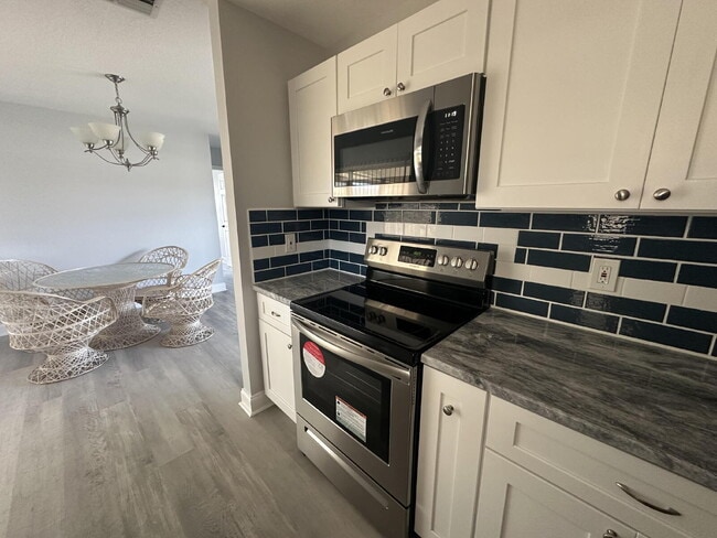 Foto del edificio - Charming 2-Bed, 2-Bath Retreat in Port Charlotte!