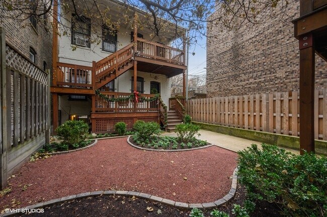 Foto del edificio - 2107 N Racine Ave