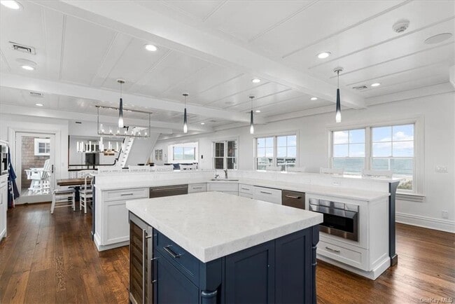 Building Photo - 743 Dune Rd