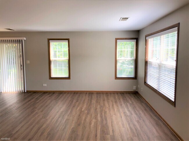 Building Photo - 2 br, 1.5 bath Townhome - 223 Mansfield Way
