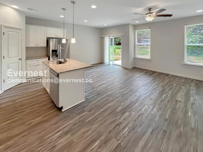 Building Photo - 3 Bed/2.5 Bath Townhome with Garage / Pet-Friendly / Vouchers Accepted / Available Now!