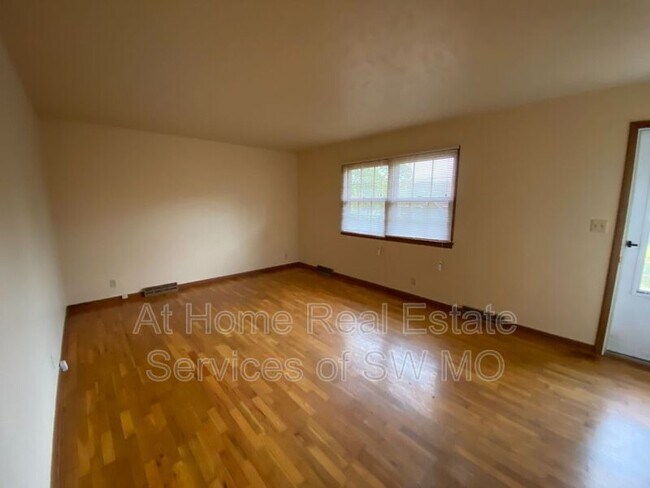 Building Photo - 2133 S Ventura Ave