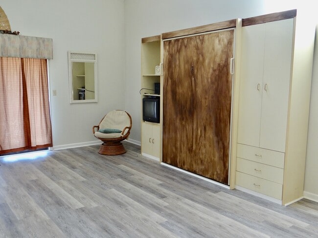 Building Photo - Large Efficiency Apartment with amenities in Surfside Beach