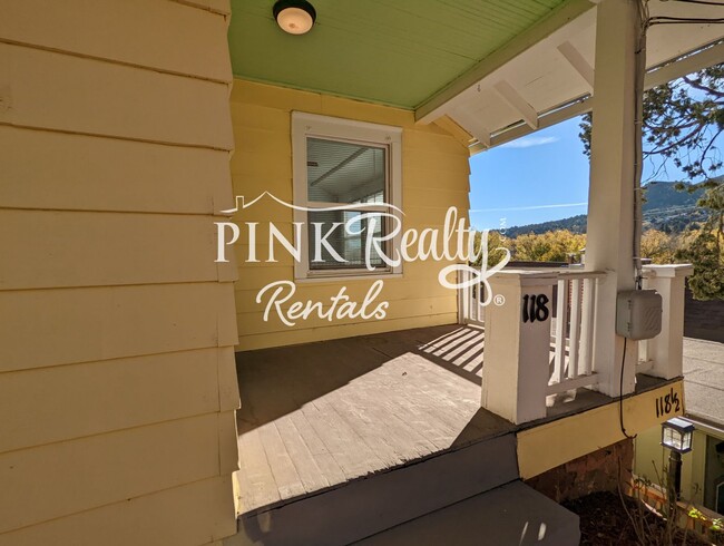 Foto del edificio - Cozy Triplex in Desirable Manitou Springs!