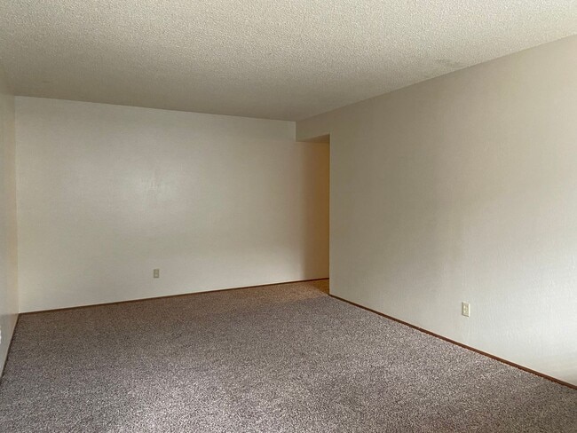 Building Photo - Duplex - 2 Bdrm 1 Bath Off Howe Avenue & F...