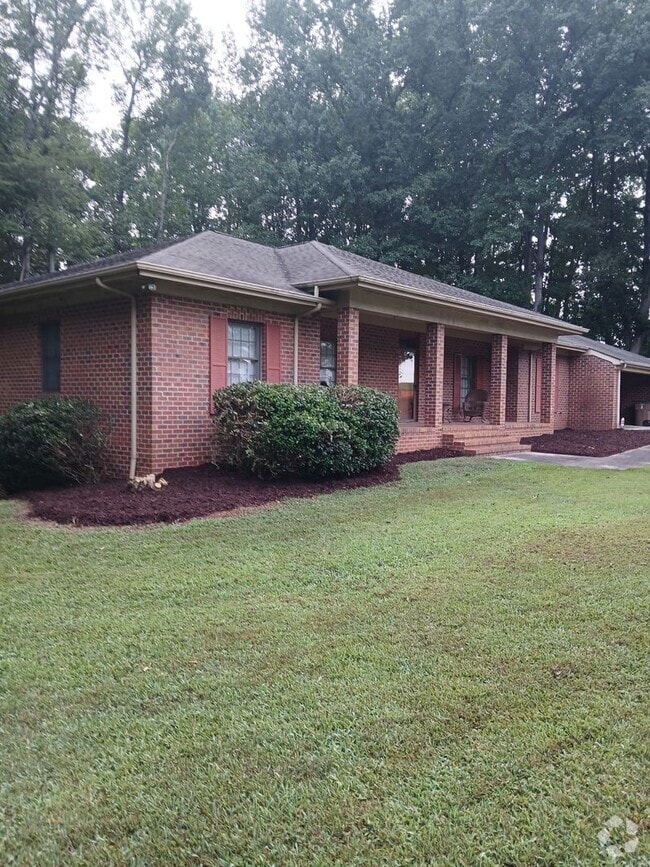 Building Photo - 726 Farm Rd