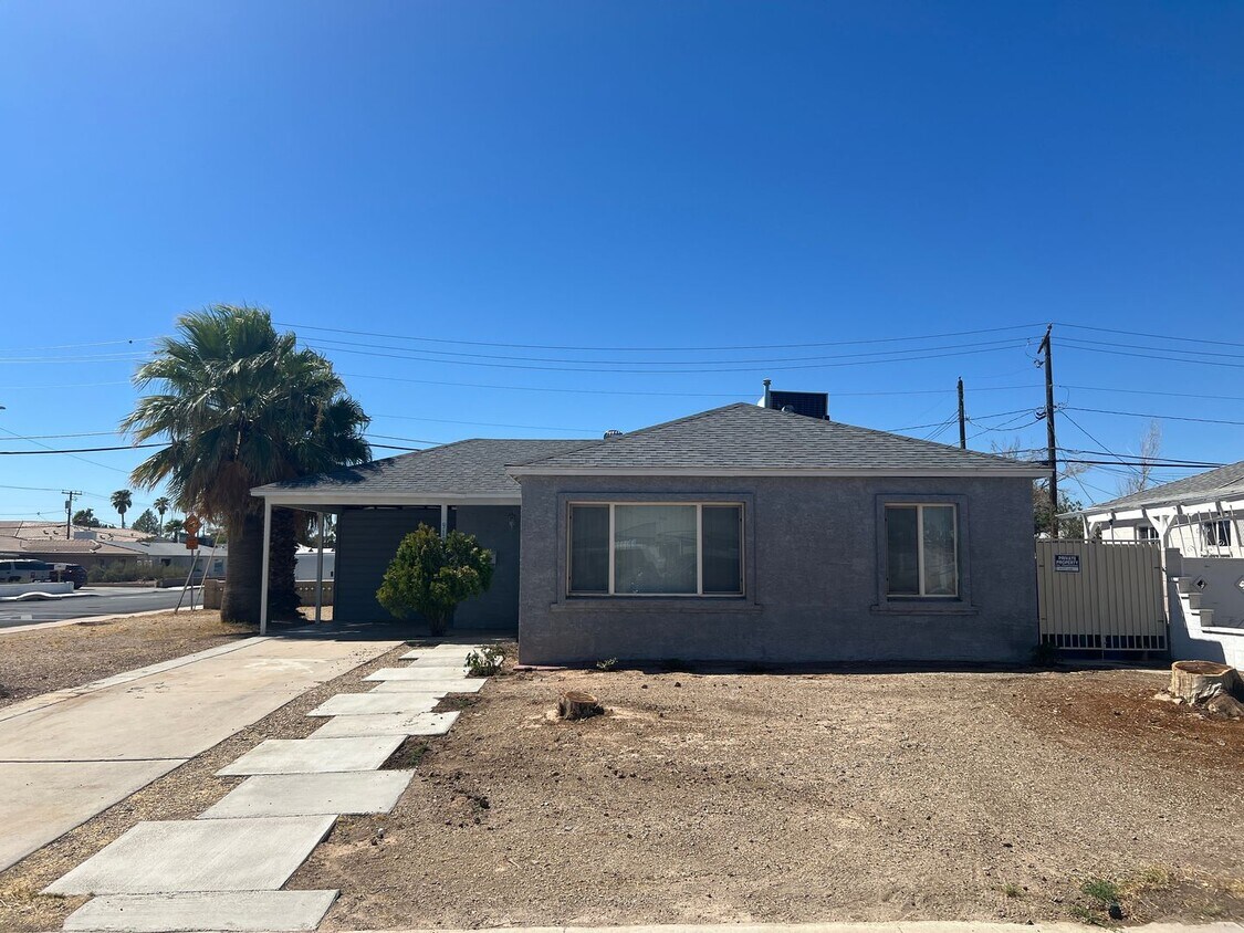 Foto principal - 2 bedroom home centrally located.