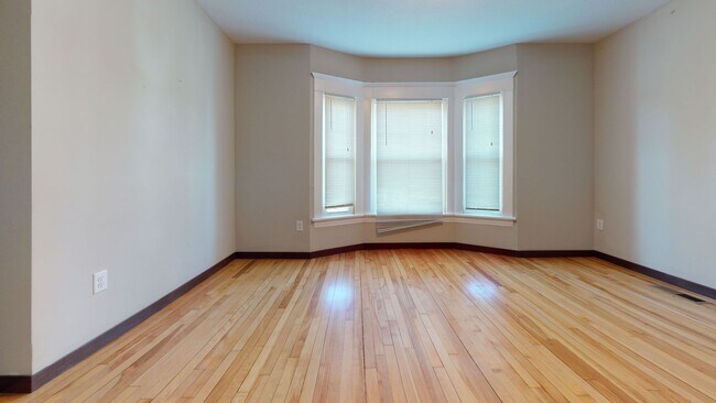 Building Photo - 5 Bedroom House Close to U of M Campus!