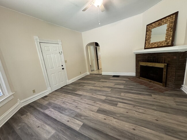Building Photo - "Cozy 1-Bedroom Gem in Springfield's Heart – Your Perfect Urban Retreat!"