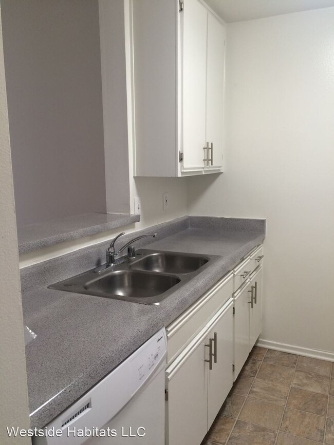 Building Photo - 845 S Kingsley Dr
