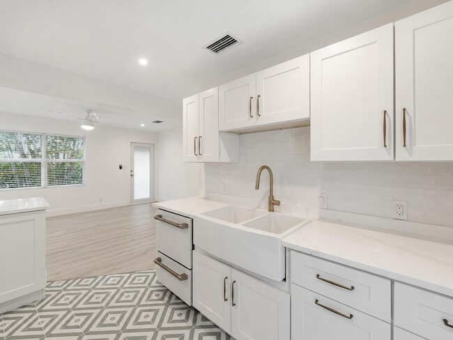 Building Photo - 514 52nd St