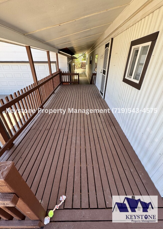 Foto del edificio - Spacious 2 Bed / 2 Bath Home with Oversized Garage & Updates Throughout $1200/$1200