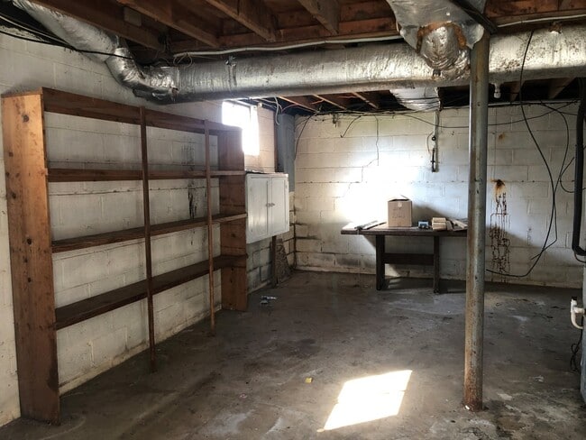 Foto del edificio - Brick Ranch with fresh paint! Carport! Located right at Fort Ave and Wards Rd