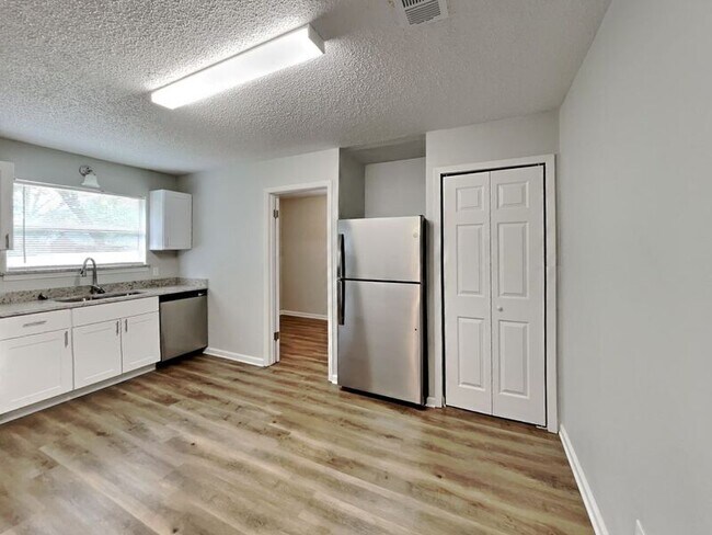 Building Photo - 825 Livingston Dr