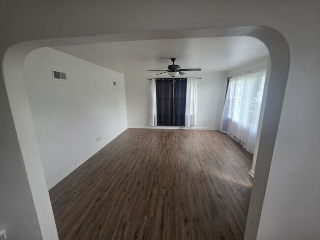 Foto del edificio - Charming 2 Bed Home with Dining Room & Attached Garage