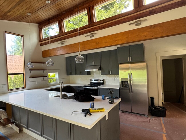 Building Photo - 2112 Sunset Dr W