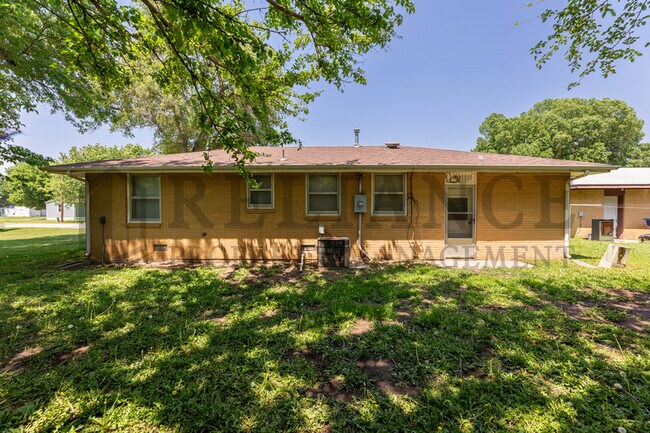 Foto del edificio - 215 E 1st St